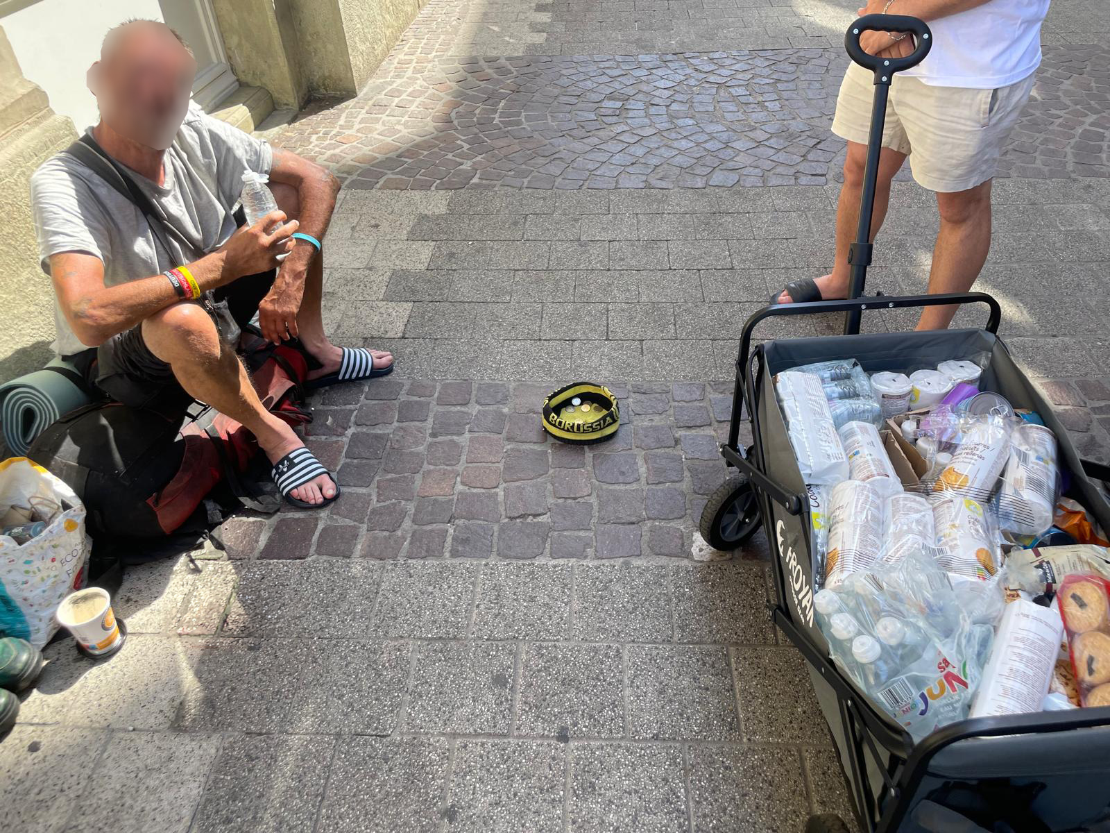 Timotei-internationnal sortie de chaque jeudi afin de distribuer des aliments et vetements au gents necessiteux